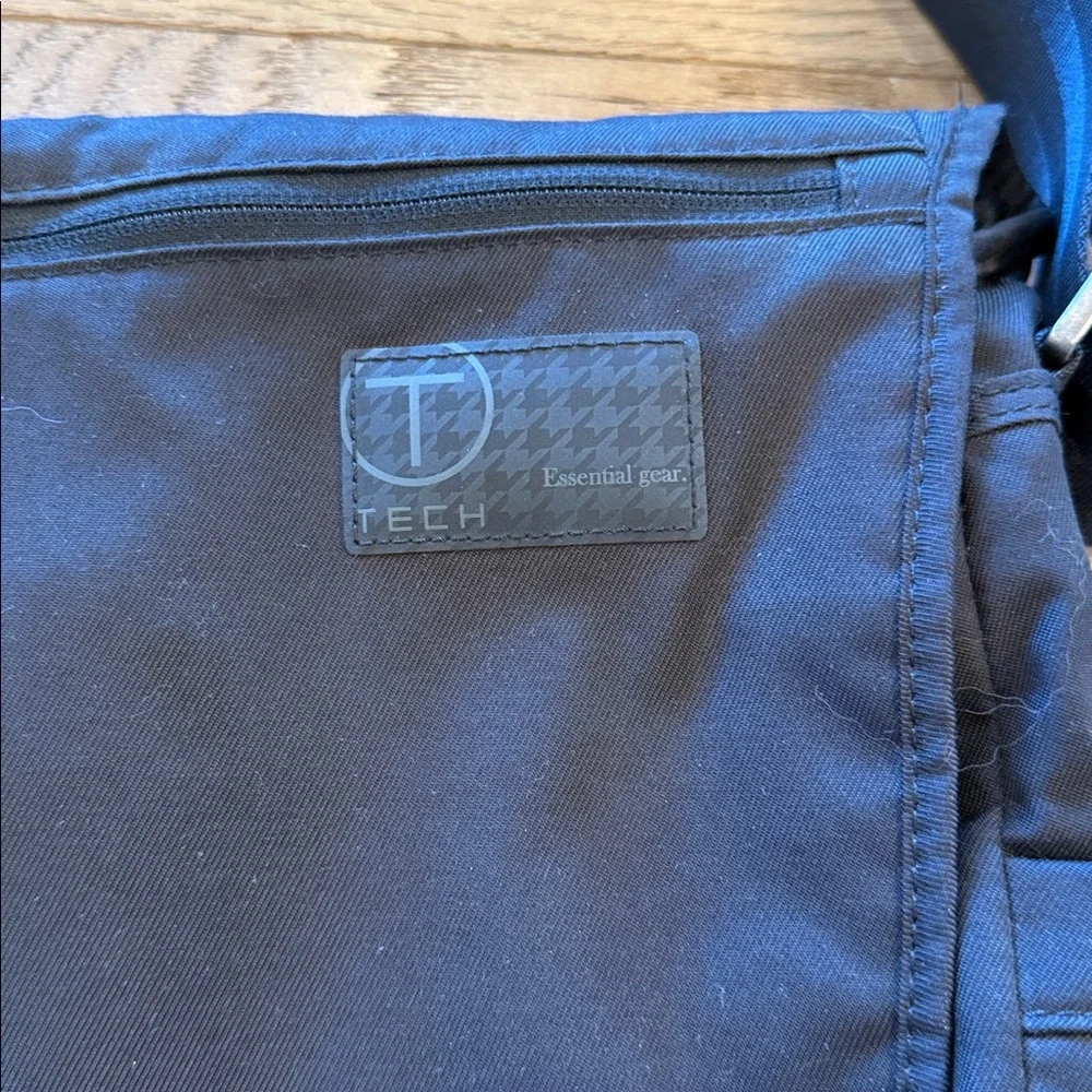 Tumi T-Tech Essentials Messenger Bag